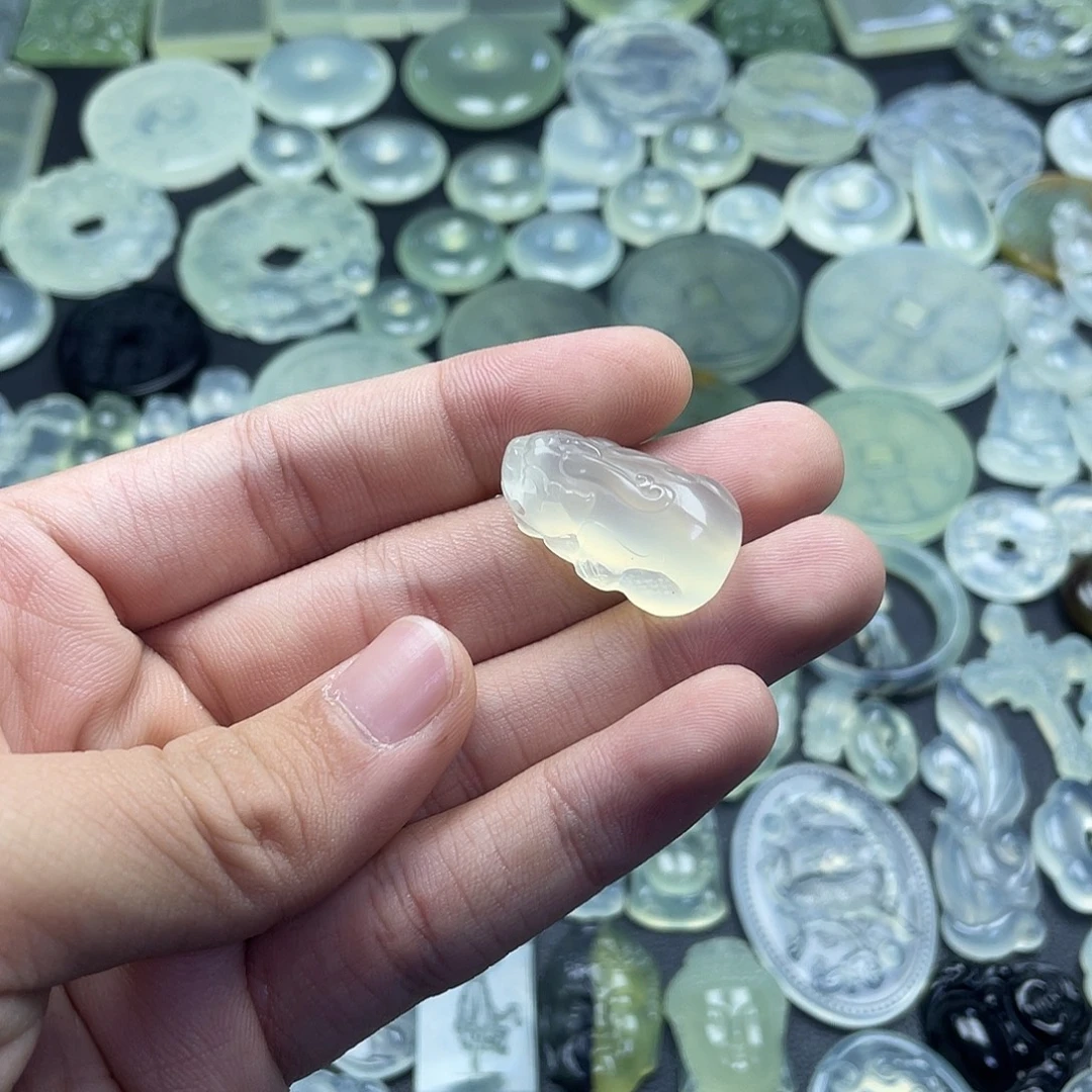 岫玉未镶嵌颈饰貔貅