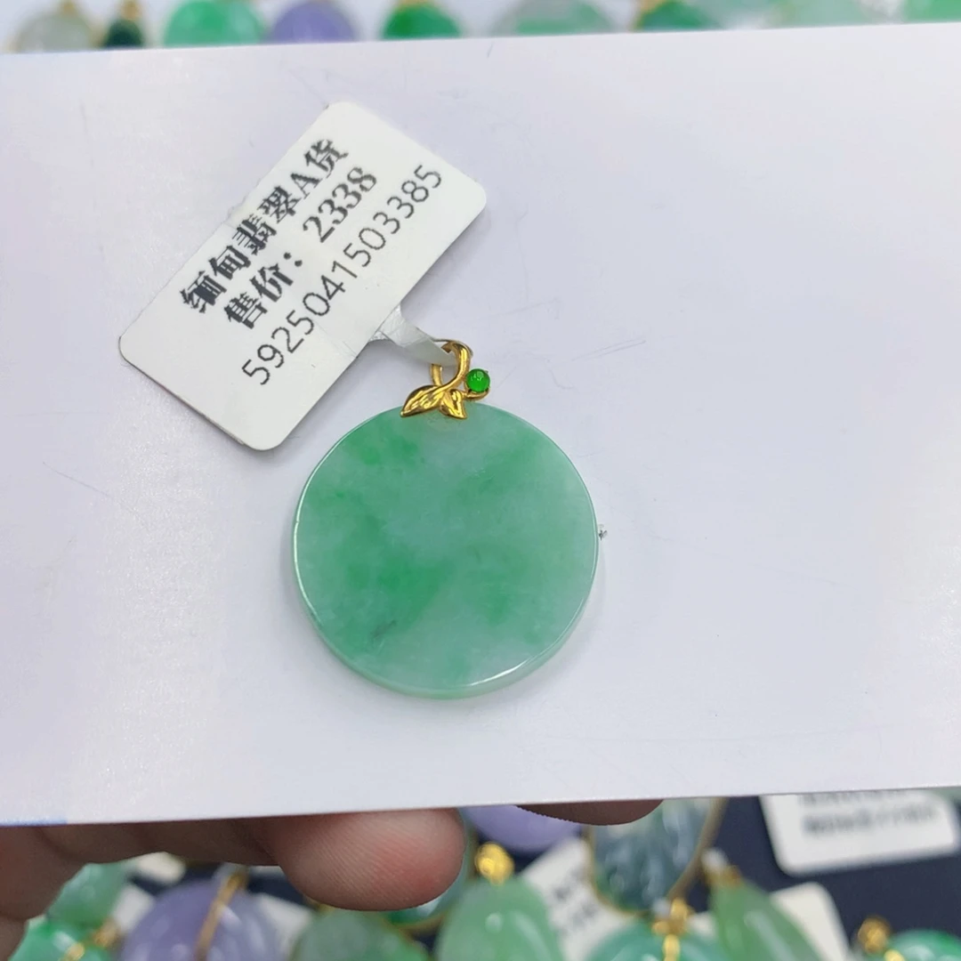 翡翠18K金镶嵌颈饰翡翠