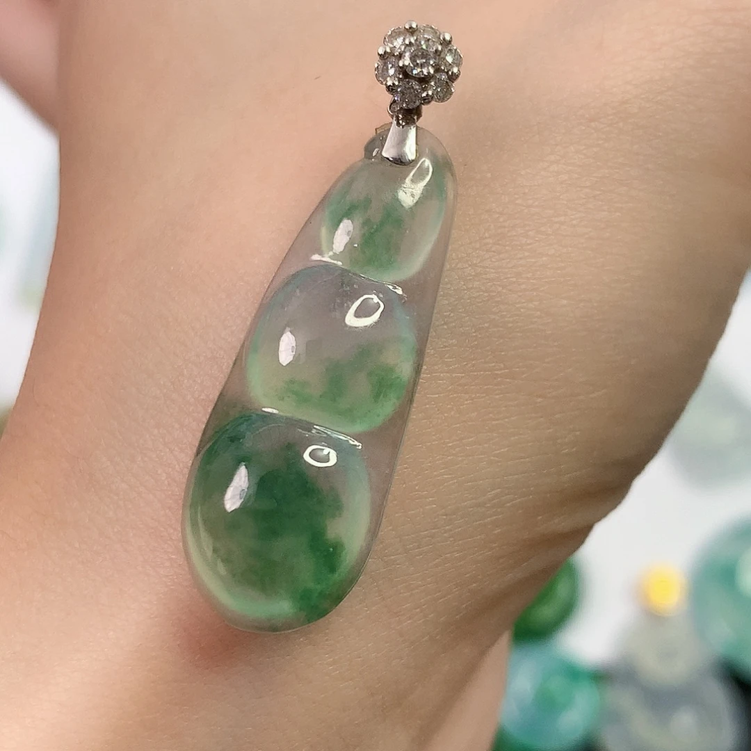 翡翠18K金镶嵌颈饰福豆