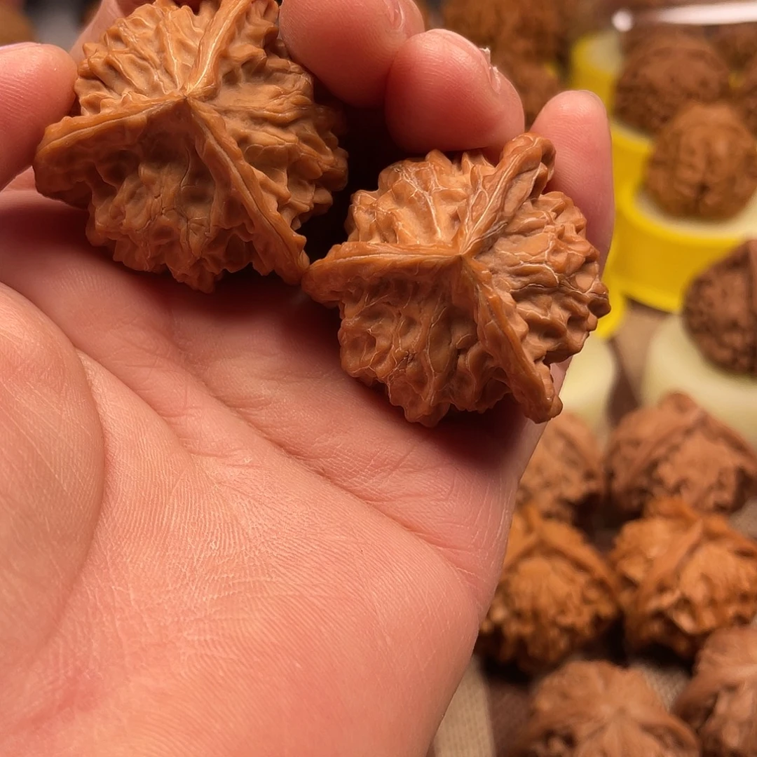 周***文玩核桃吊坠盘山三棱