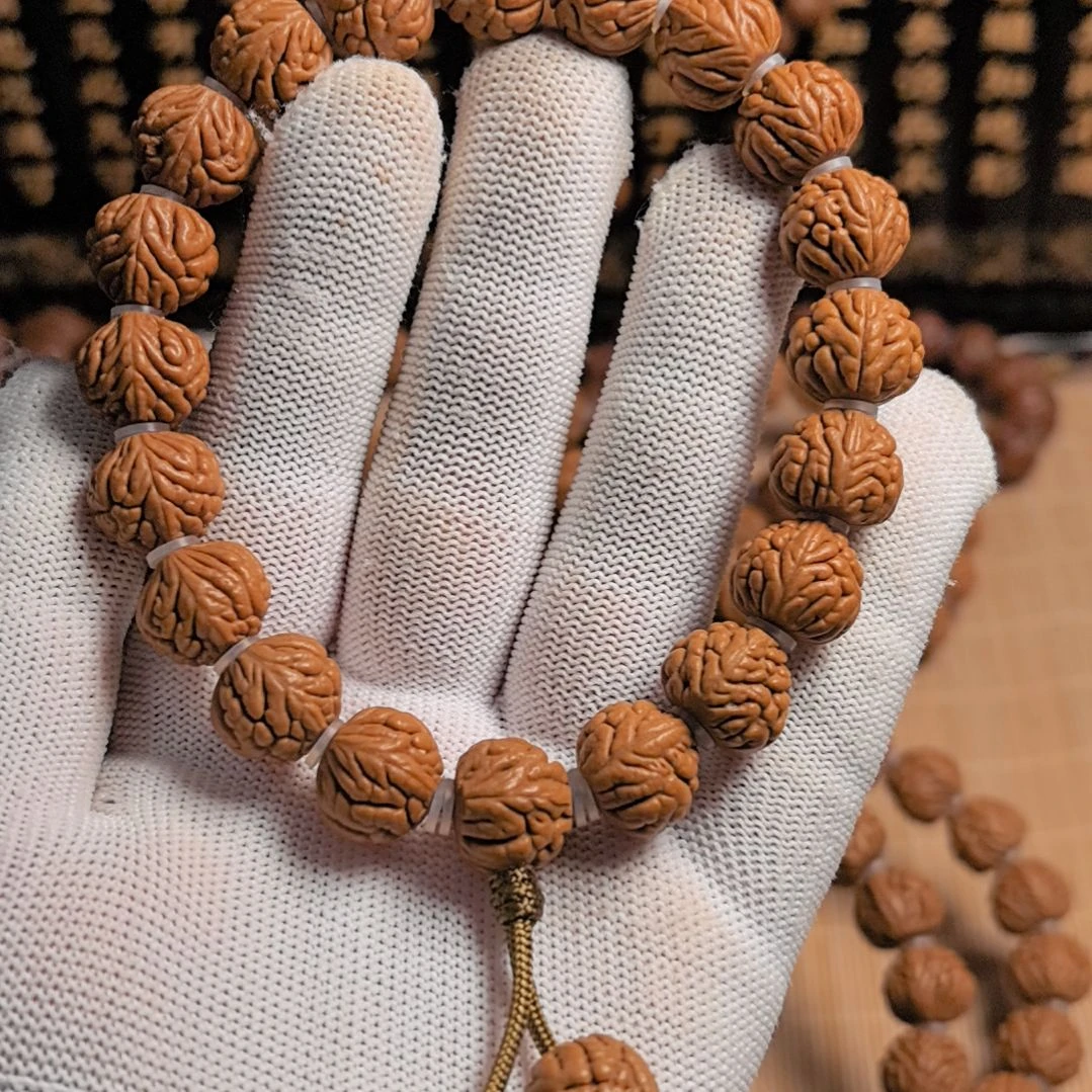 桃核吊坠豹子头手持