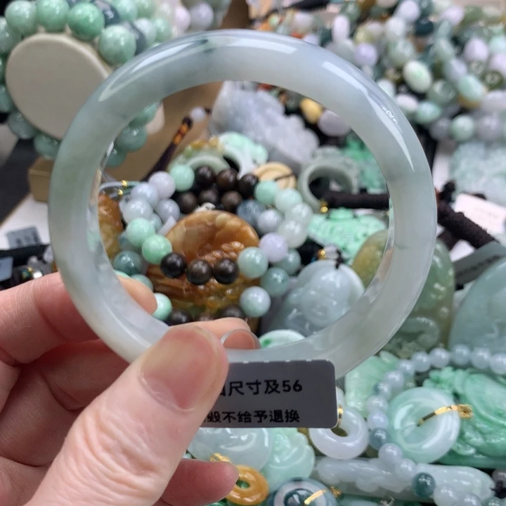 翡翠手镯未镶嵌吊坠