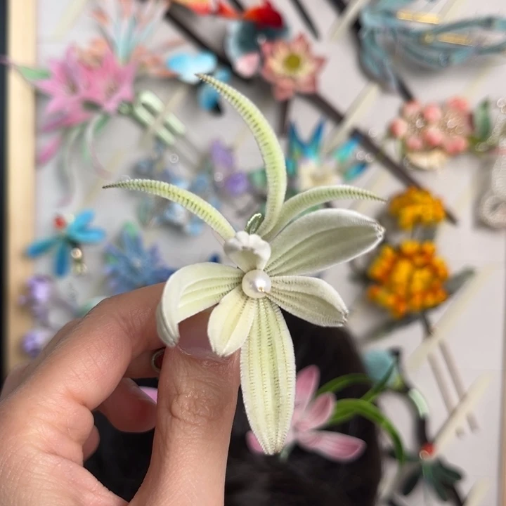 白色细条绒绒花发簪9