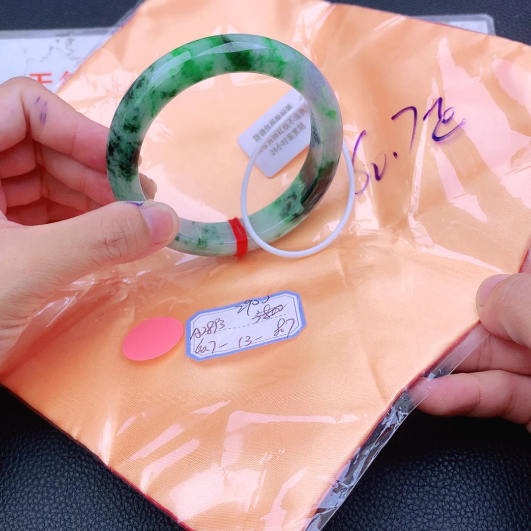 翡翠手镯未镶嵌翡翠