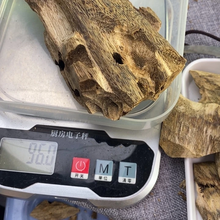 沉香碎屑沉香原材料