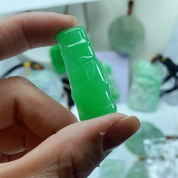翡翠吊坠(赠链)未镶嵌