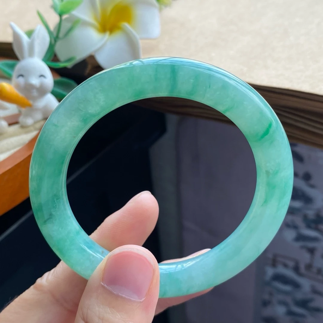 112盘）》13074号53.8-10-9.7绿底衬飘花 绿飘花是妙的点翡翠手镯