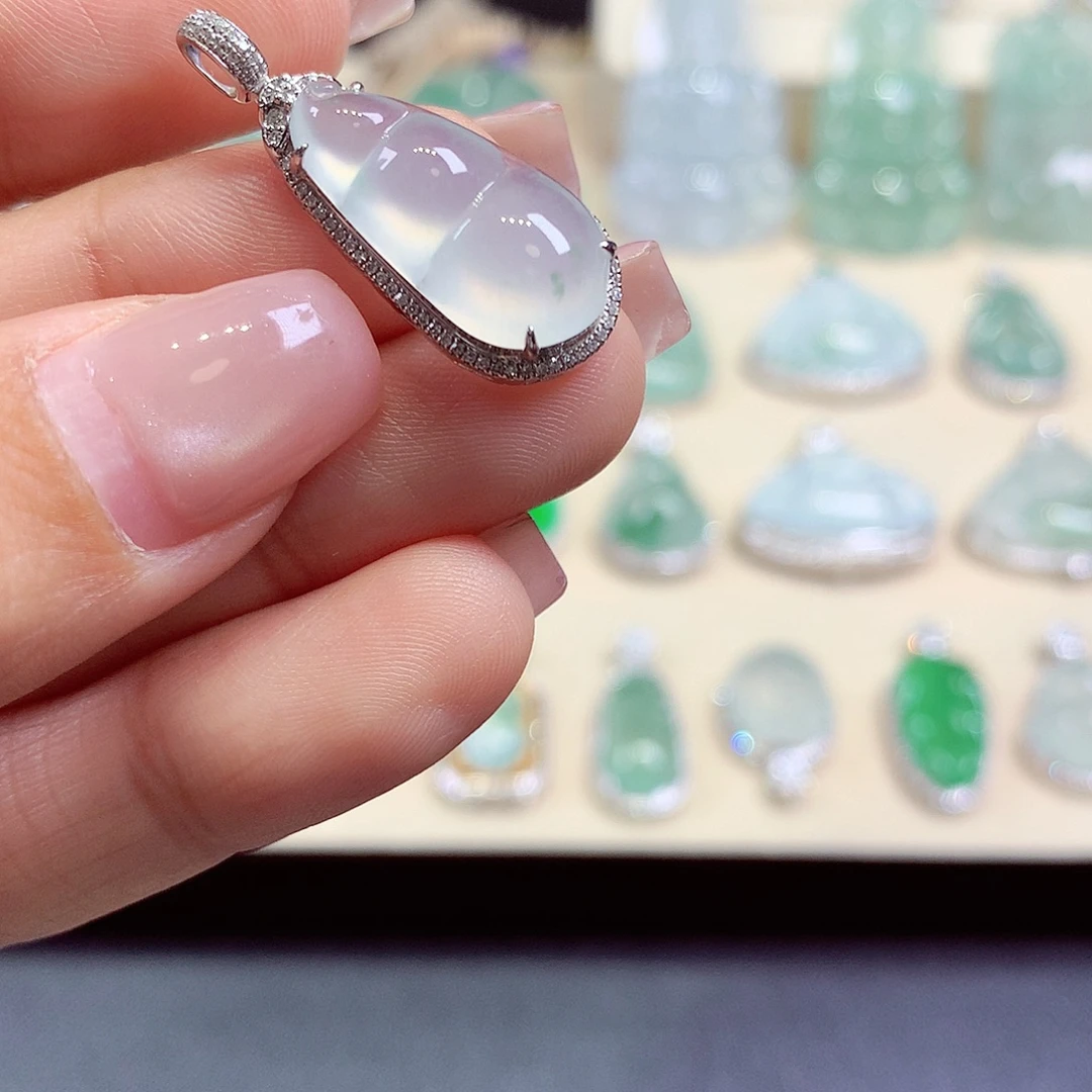 翡翠18K金镶嵌颈饰翡翠