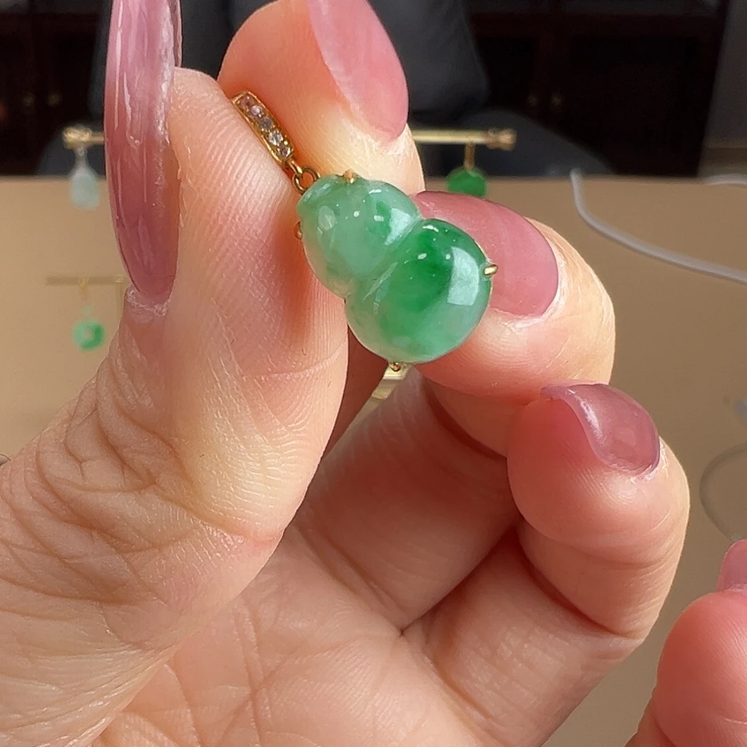 翡翠18K金镶嵌颈饰吊坠