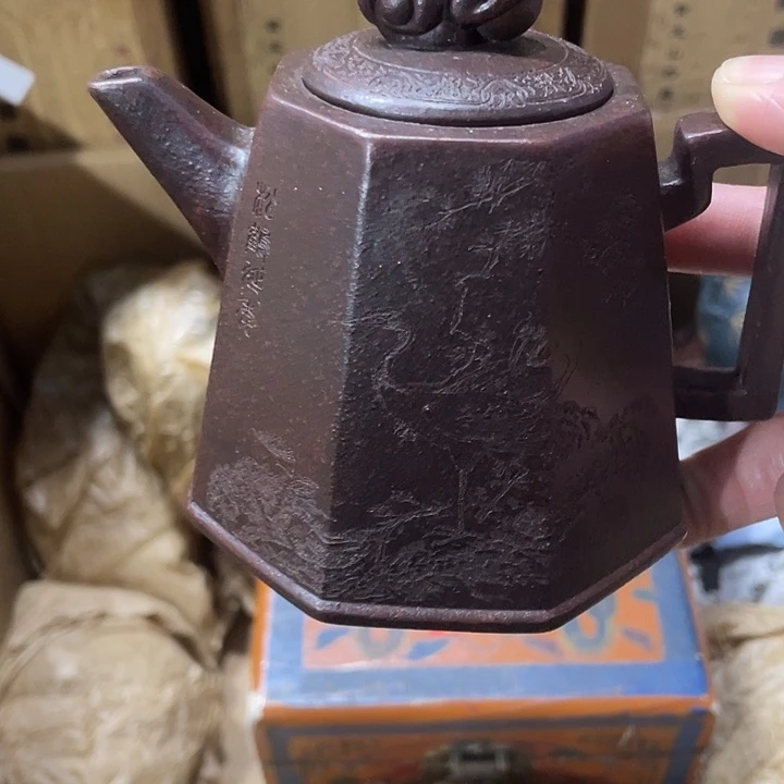 紫砂茶壶矿泥料手工制作的一把紫砂壶。