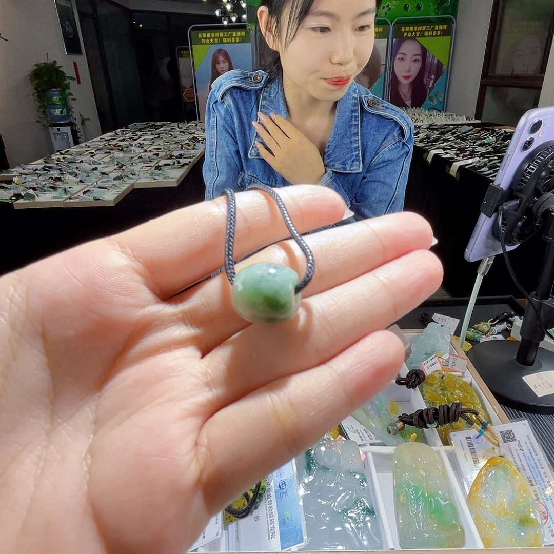 颈饰未镶嵌翡翠一个