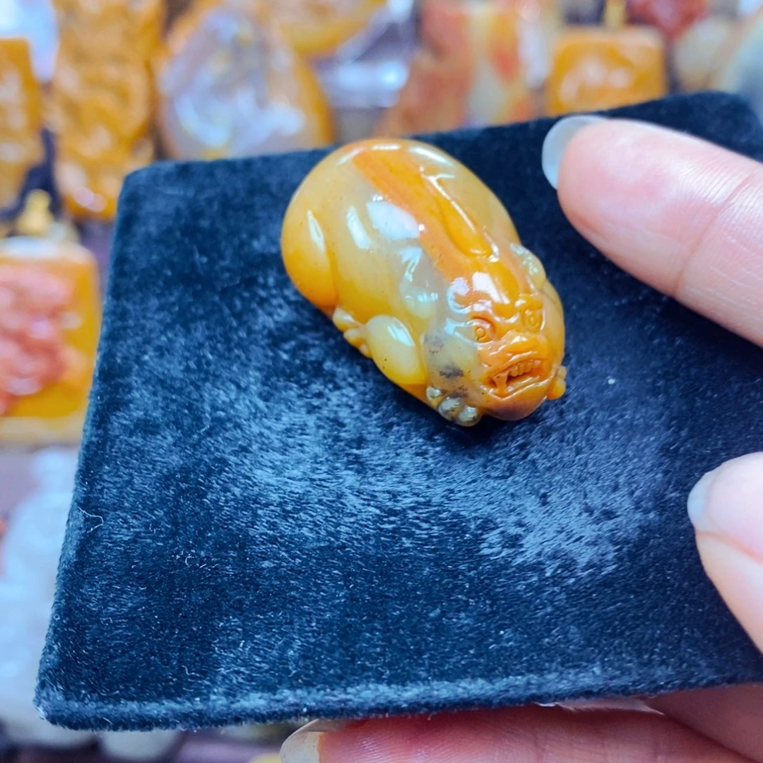 未镶嵌石英质玉（黄龙玉）颈饰
