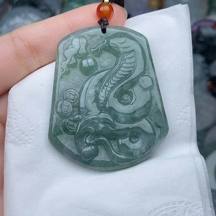 听***动翡翠未镶嵌颈饰翡翠