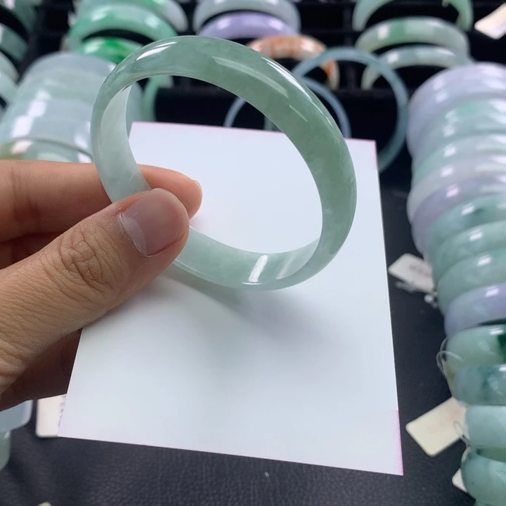 翡翠未镶嵌手镯公主