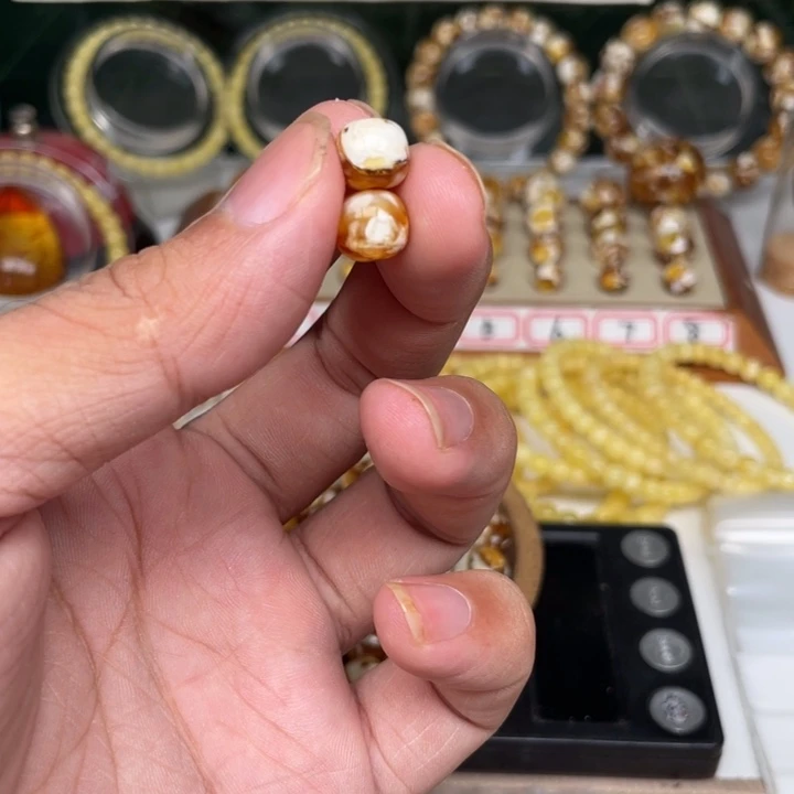 北***呀琥珀未镶嵌裸石83号