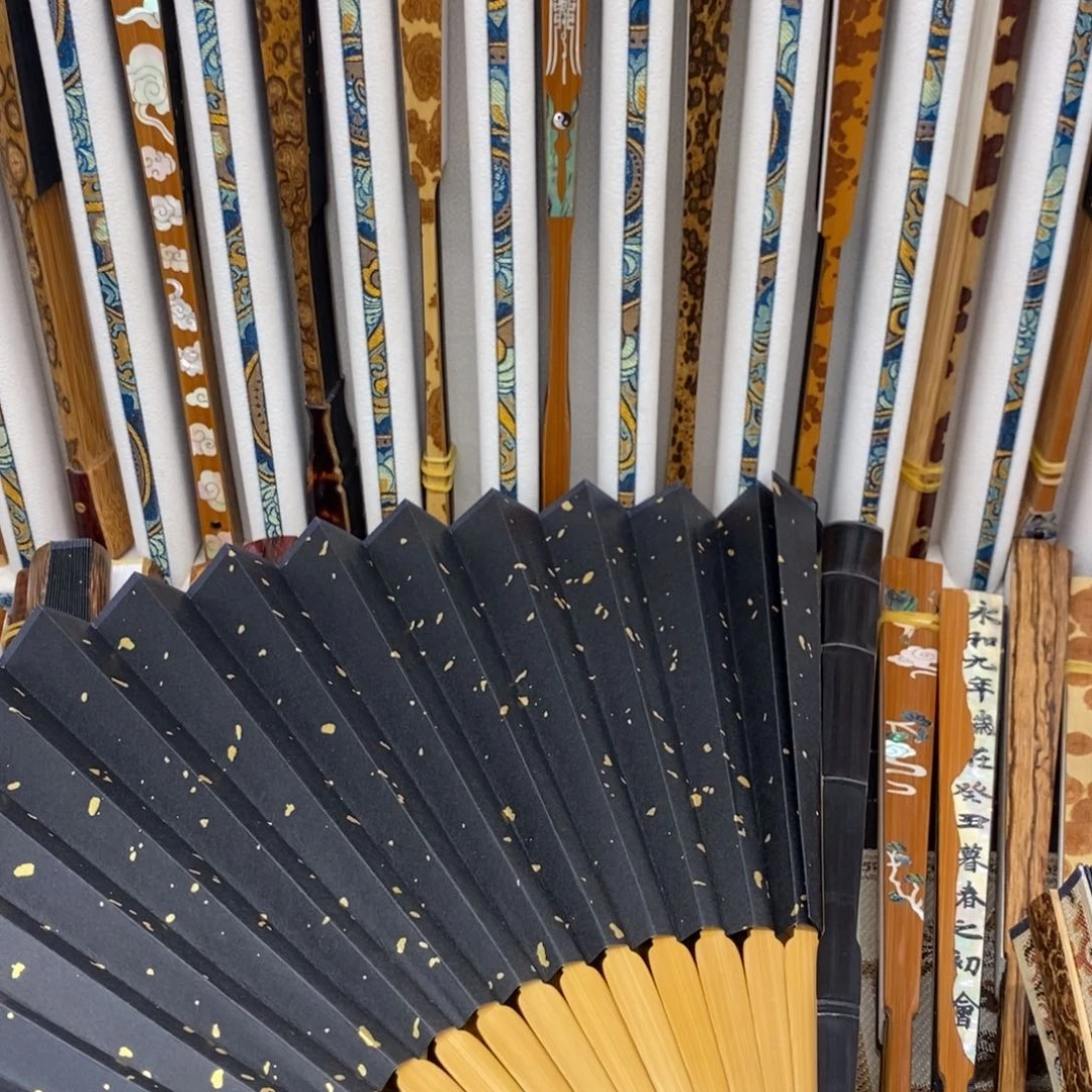 扇子天**味路路路路据咯摸摸哦