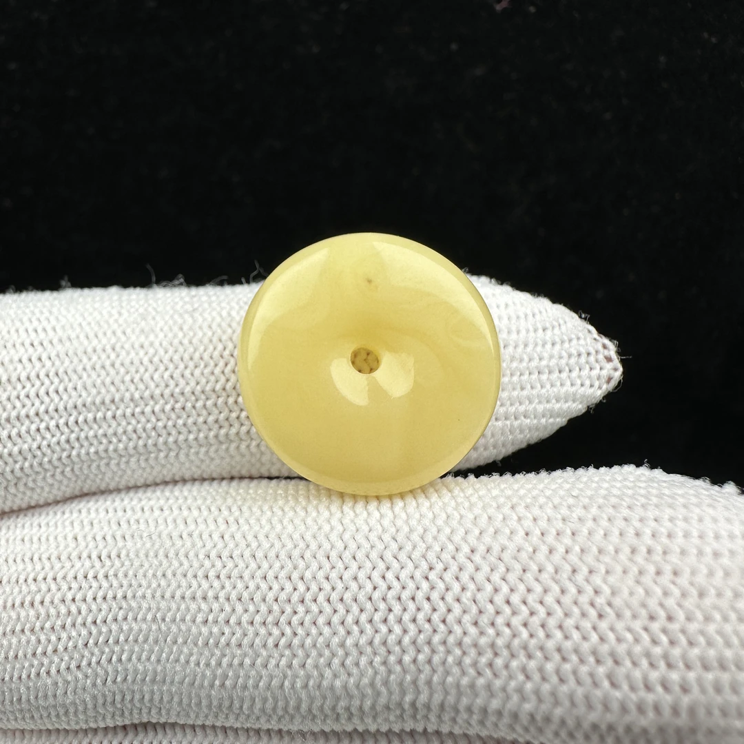 Y6384天然原矿蜜蜡 鸡油黄飘花扣子 19.2*5.5mm北京抖音基地商户