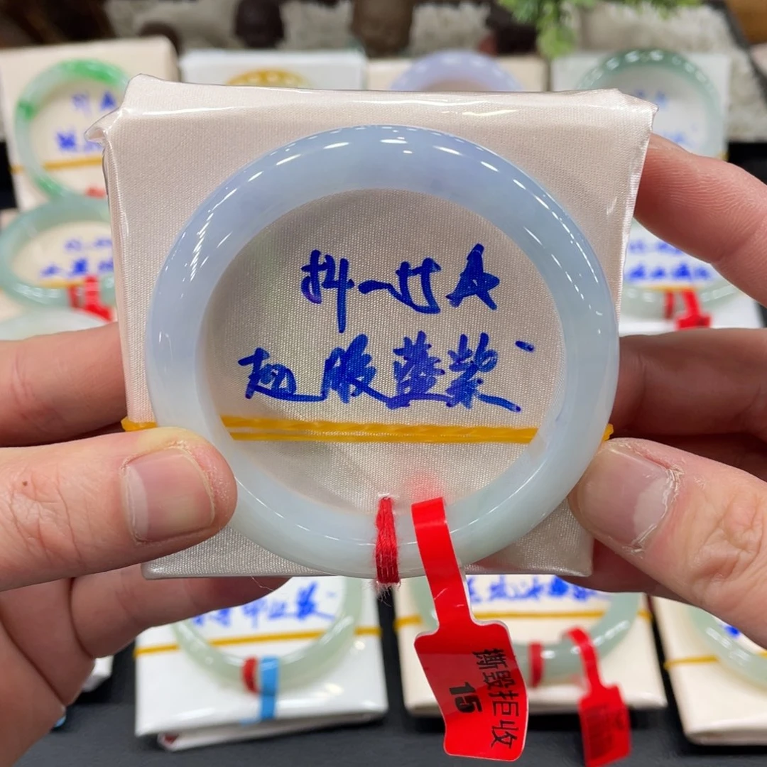 翡翠手镯未镶嵌翡翠