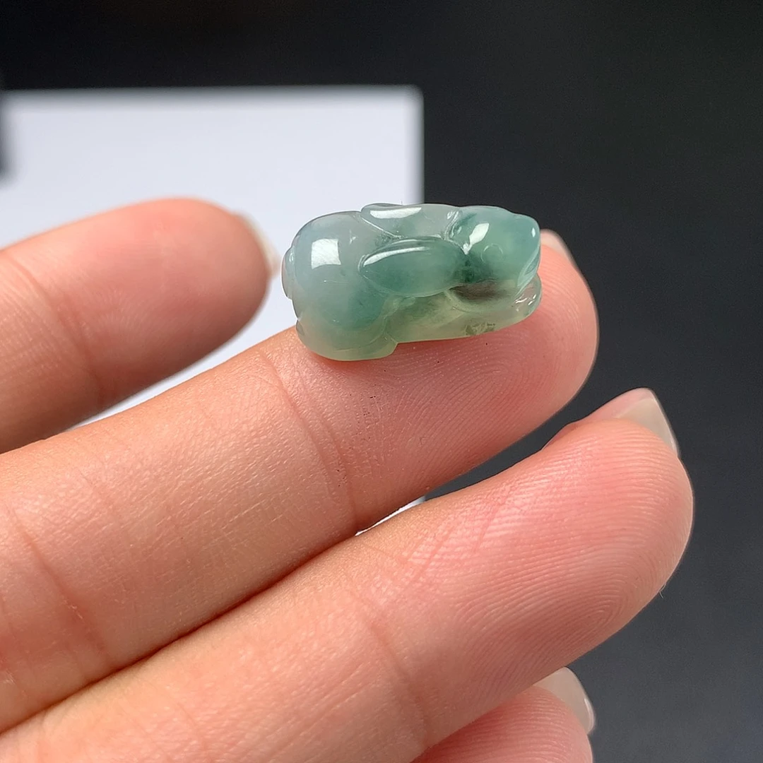 翡翠未镶嵌颈饰兔子