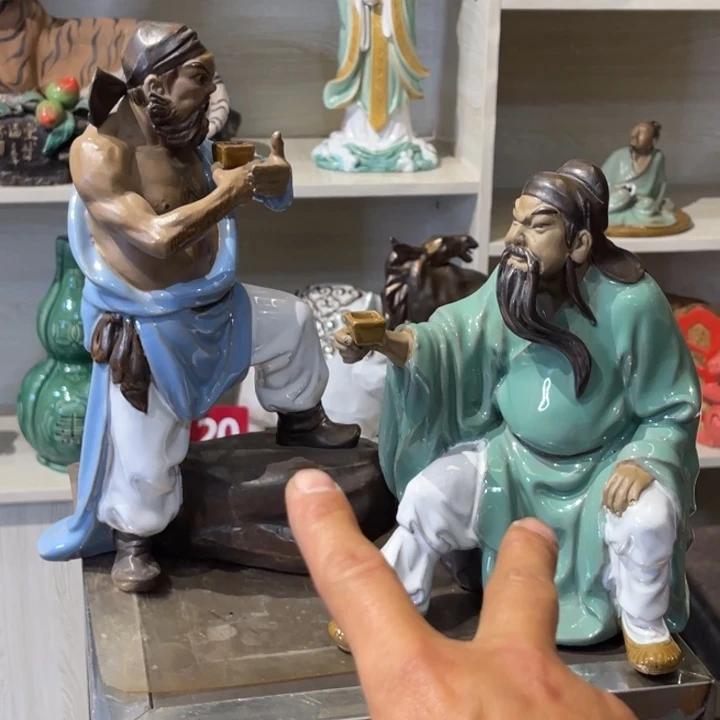 石湾公仔衬托盆景漂亮