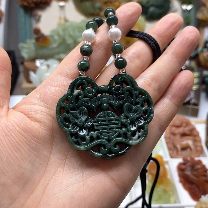 蛇纹石玉未镶嵌颈饰