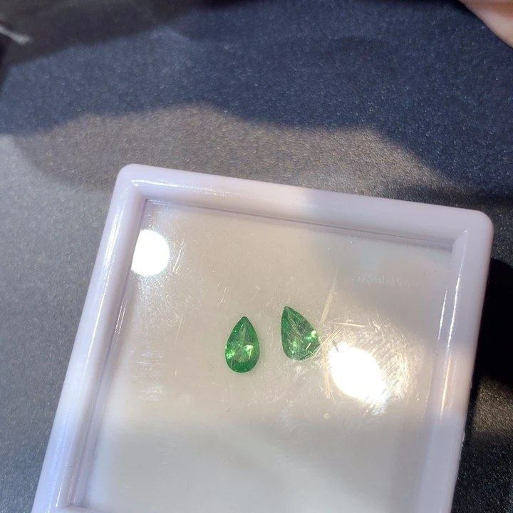 未镶嵌裸石石榴石（沙弗莱）m****e0.69克拉