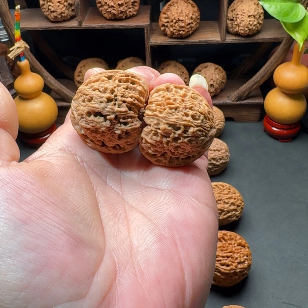 八***财文玩核桃把件南疆石团子凹底拉丝尺寸38