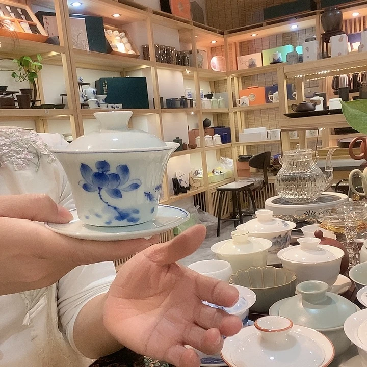 青瓷青手绘荷盖碗