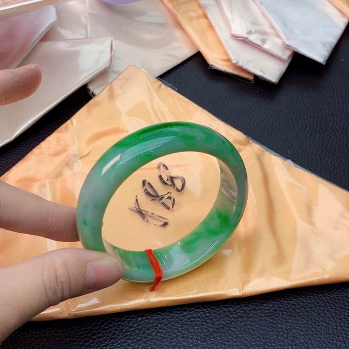 翡翠手镯未镶嵌翡翠手镯