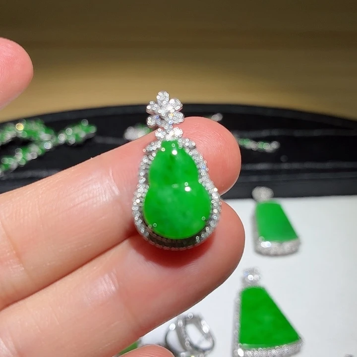 颈饰18K金镶嵌翡翠