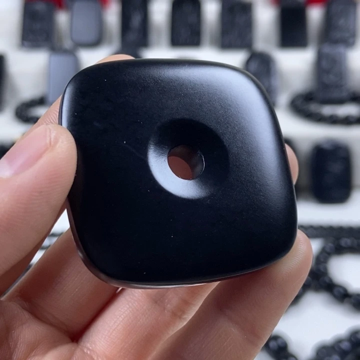 和田玉（墨玉）未镶嵌颈饰方形平安扣