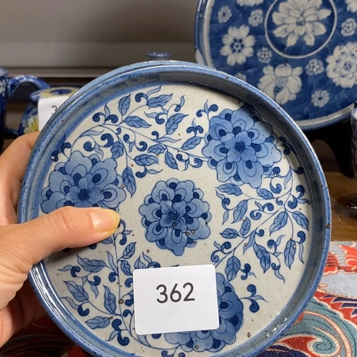 钛合金景德镇手绘缠枝莲粗陶碟子