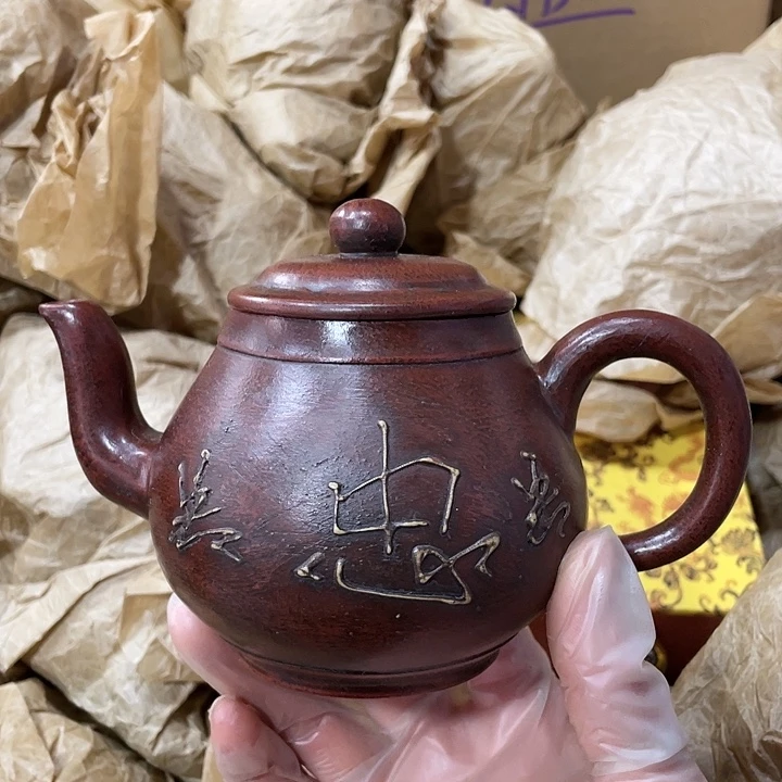 紫砂茶壶原矿料，手工制作的一把紫砂壶。