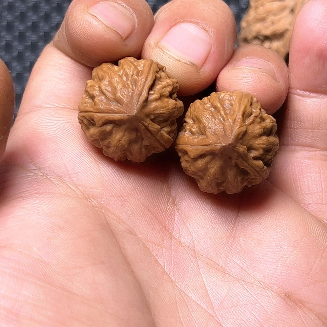 文玩核桃吊坠三棱