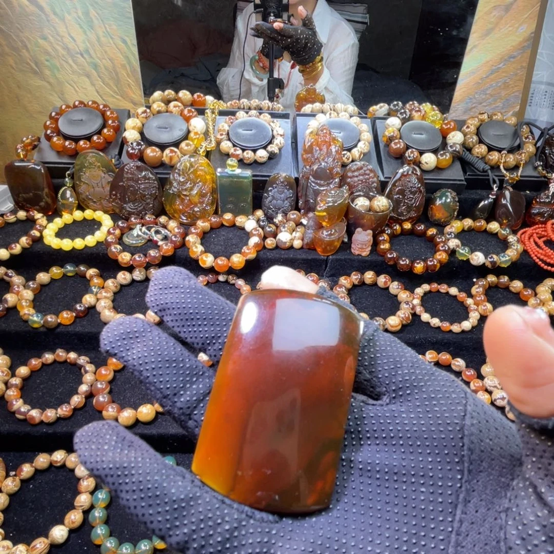 琥珀未镶嵌手串跟溶洞牌子