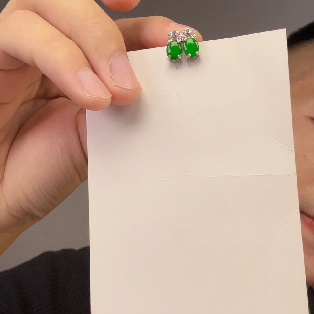 翡翠未镶嵌颈饰一对