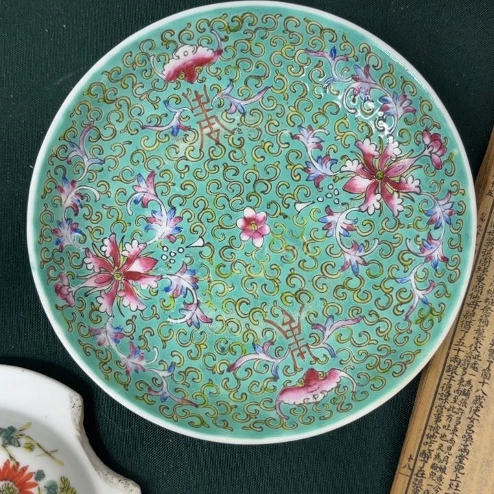 月***底精美的瓷器摆件……