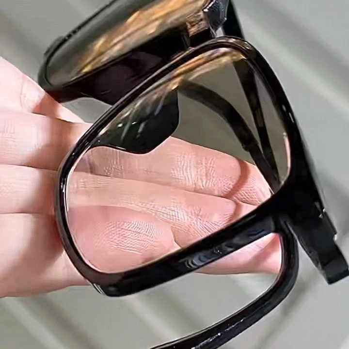 黑色全框架茶色石头镜