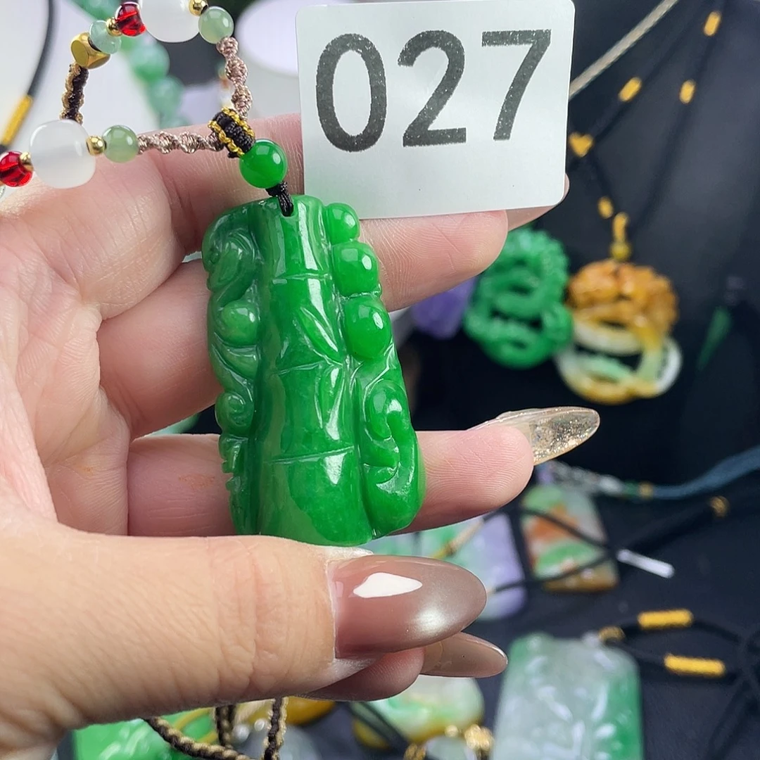 翡翠未镶嵌吊坠(赠链)