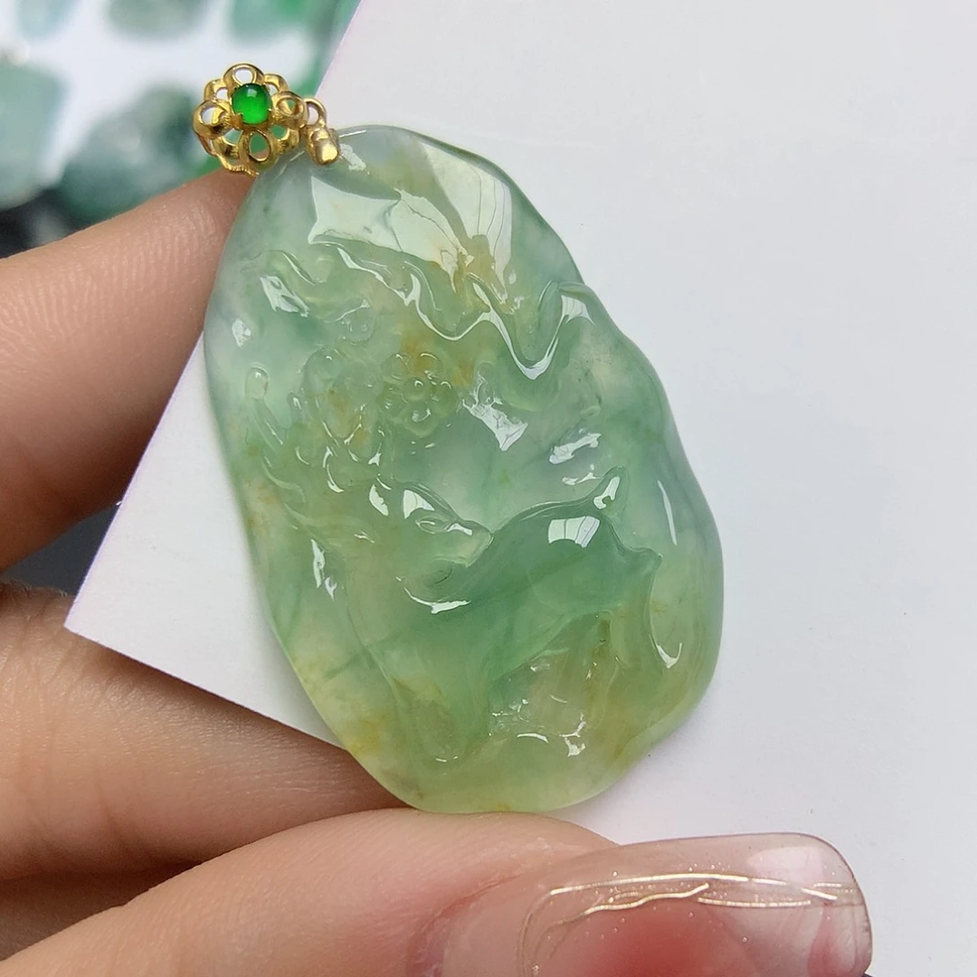 翡翠颈饰18K金镶嵌鹿牌