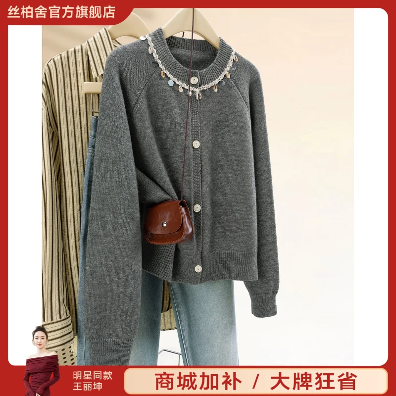 她池2025秋装新款女装时尚长袖单排扣宽松圆领针织衫T53S0020Z
