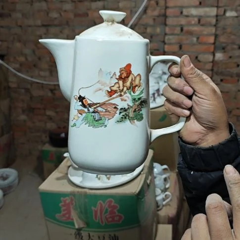 库存微瑕三打白骨精方壶