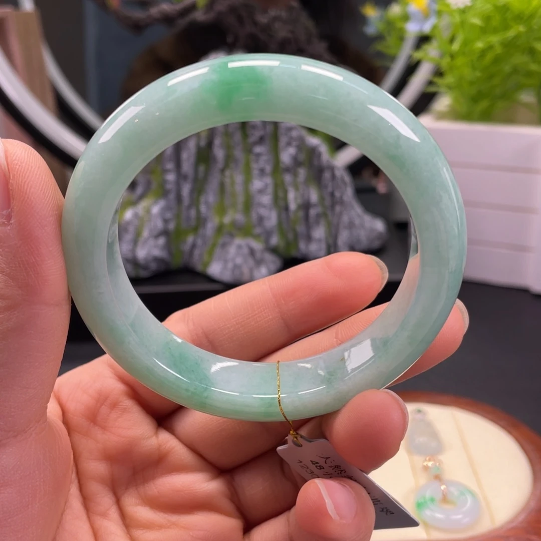 翡翠未镶嵌手镯果阳绿翡翠手镯