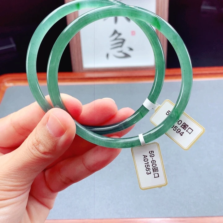 未镶嵌手镯翡翠圆镯