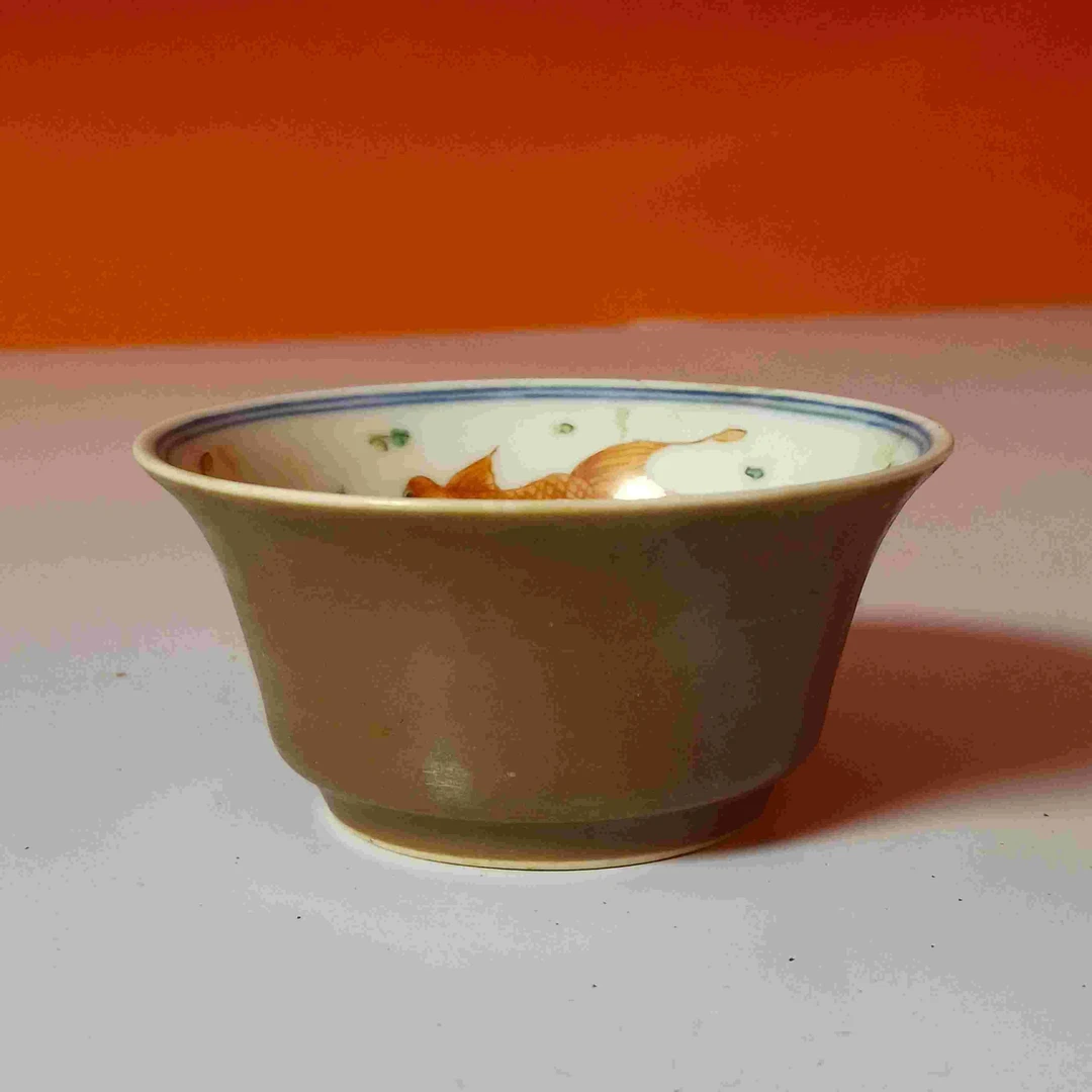 3535清晚期 外酱釉内鱼藻纹马蹄杯