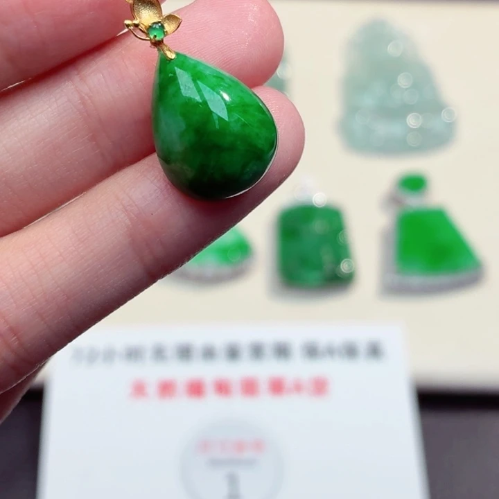 翡翠18K金镶嵌颈饰