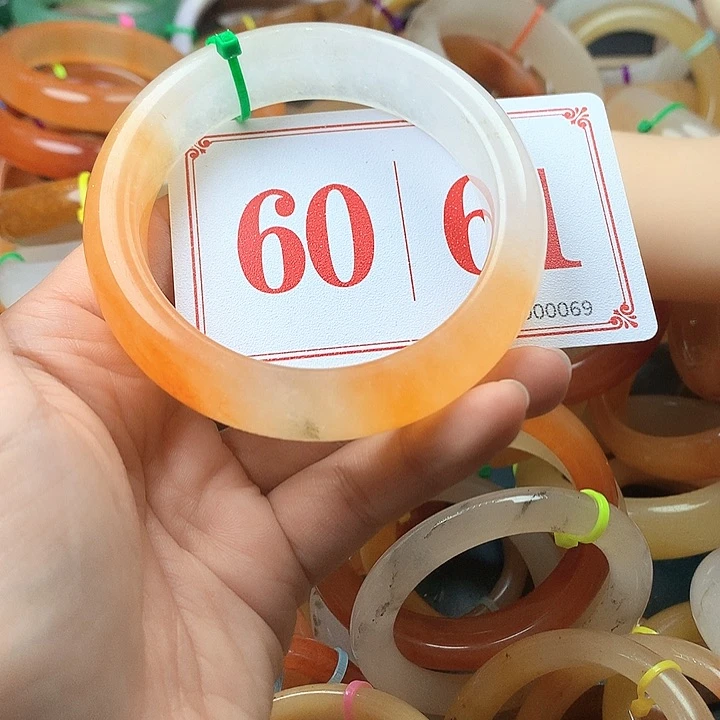 未镶嵌石英质玉（黄龙玉）手镯