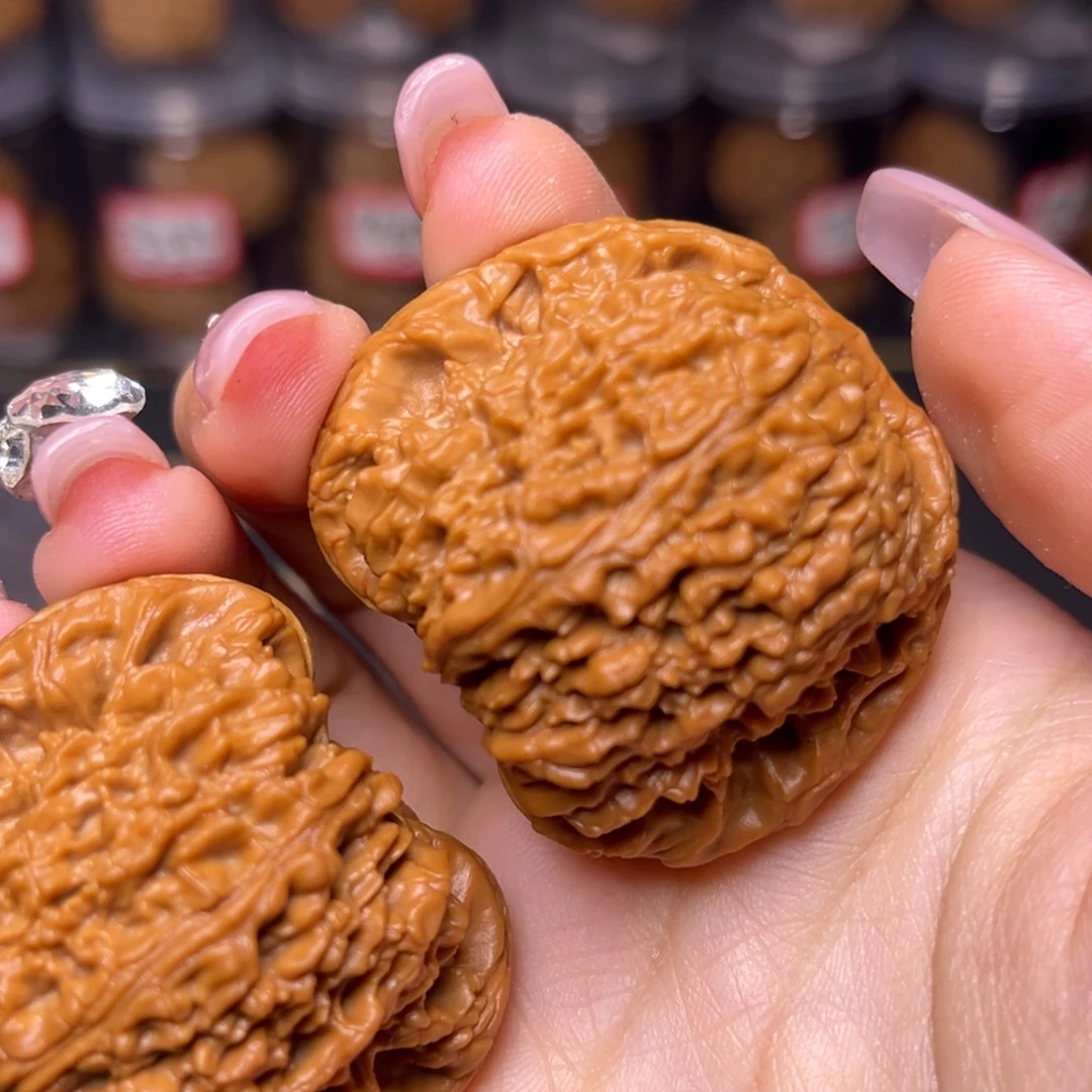 文玩核桃吊坠凹底南疆石44.5