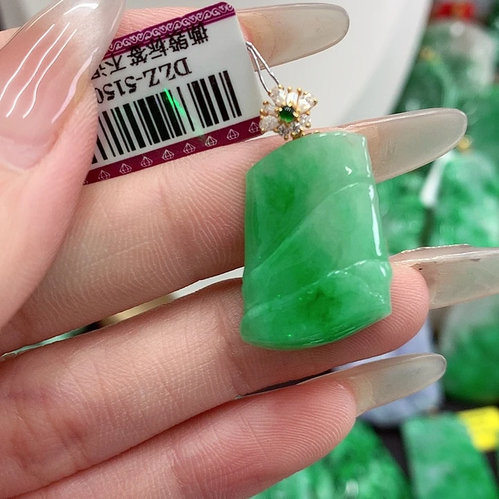 翡翠18K金镶嵌颈饰挂件