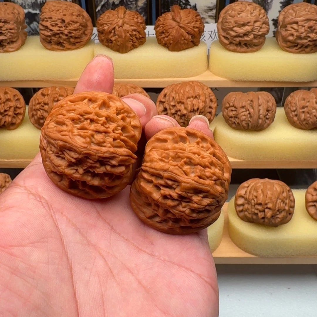 小***员文玩核桃吊坠山地正磨